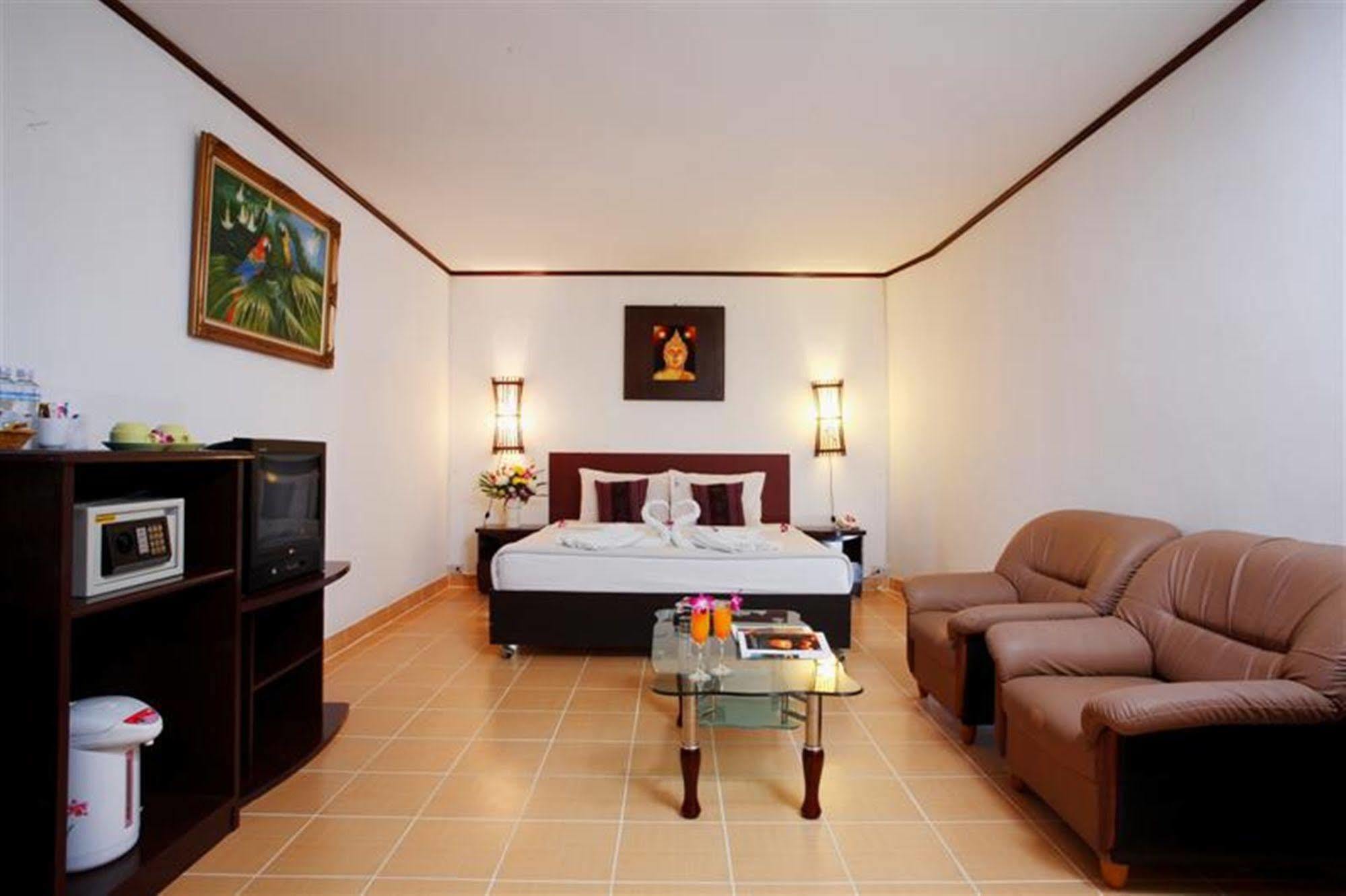 Bamboo Beach Hotel & Spa Patong Exterior photo